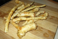 Корень хрена (компрессы с ним вызывают ожоги)